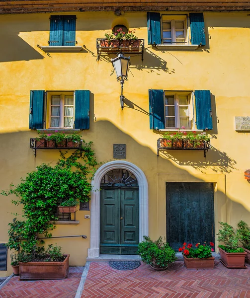 Vieille maison décorée de fleurs — Photo