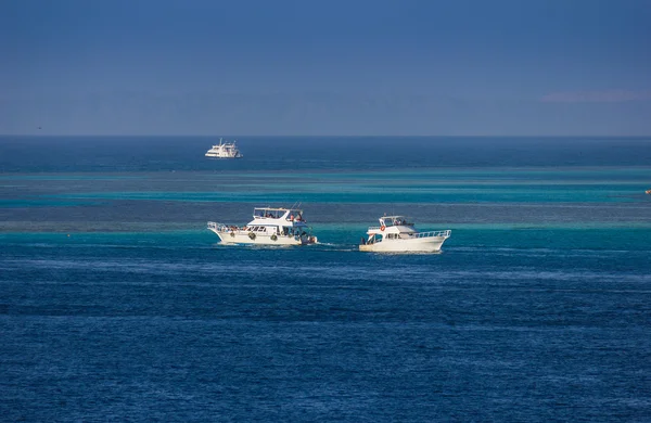 Jachten op blauwe zee — Stockfoto