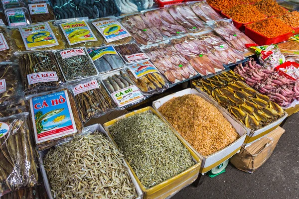 Sale of fish and seafood in market — Stock Photo, Image