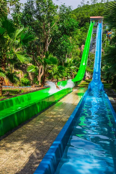 Tobogán de agua de colores en Vinpearl parque acuático —  Fotos de Stock