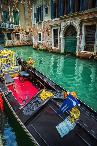 Les touristes voyagent en gondole au canal — Photo