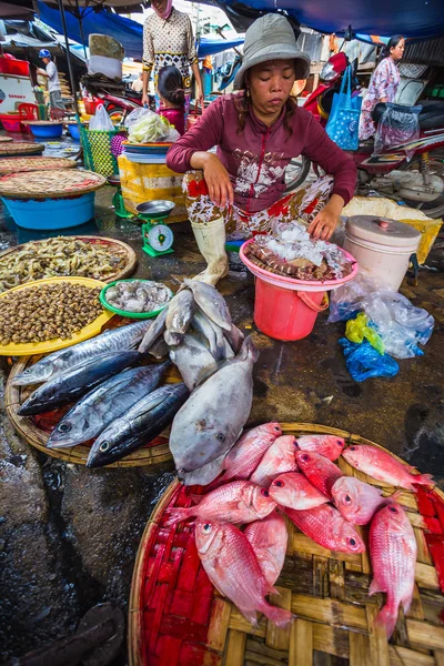 Sale of fish and seafood in market — Stock Photo, Image