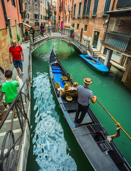Turistas viajam em gôndola no canal — Fotografia de Stock