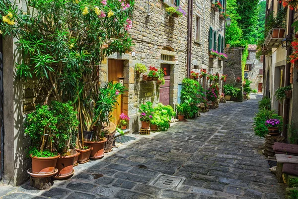 Italian street in provincial town of Tuscan — Stock Photo, Image