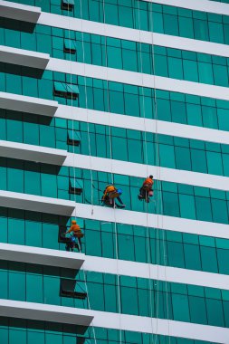 Büyük şehirde yüksek kule temizlik işçileri