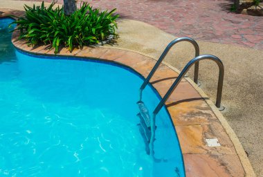 Yüzme havuzunda merdiven