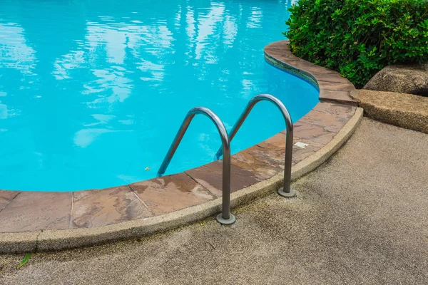 Ladder in zwembad — Stockfoto