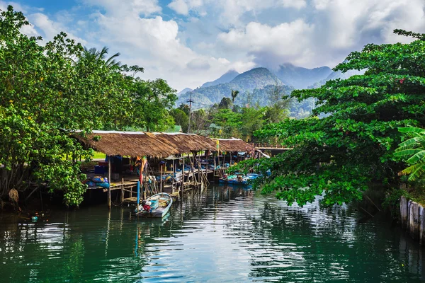 Villaggio di pescatori sull'isola nel sud-est asiatico . — Foto Stock