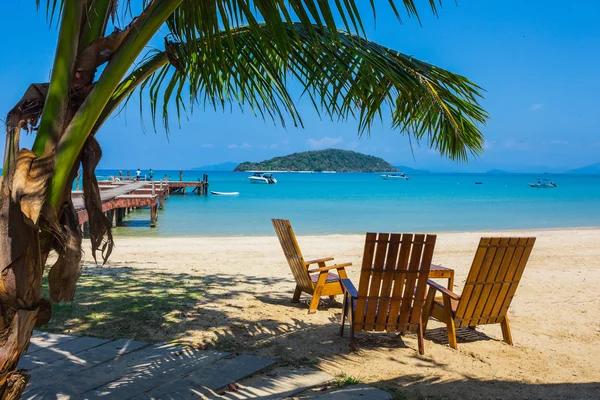 Tropical beach with deckchairs — Stock Photo, Image