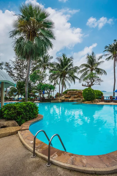 Piscine et palmiers en Thaïlande — Photo