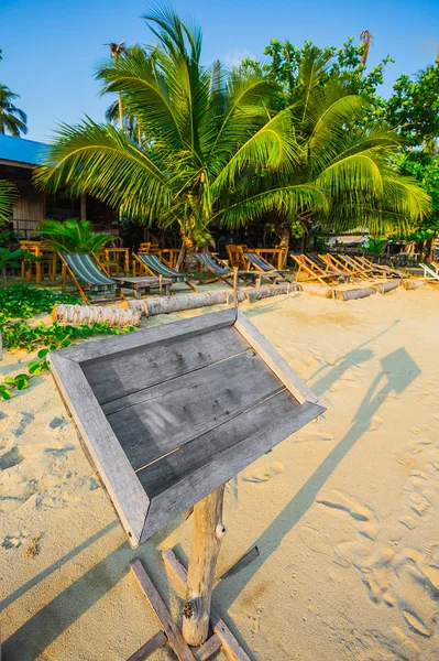 Oude houten menu Raad op strand — Stockfoto