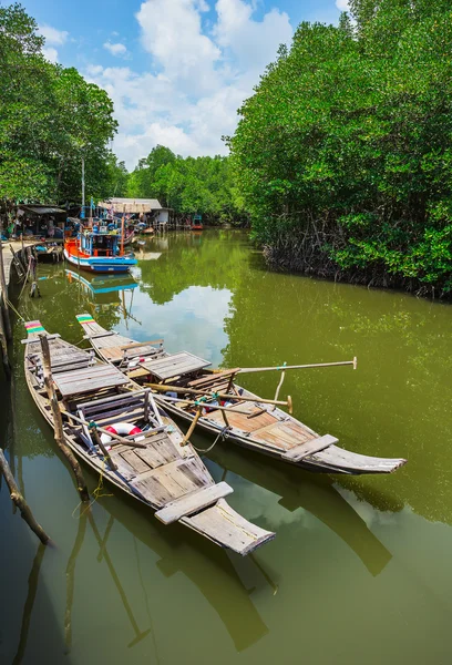 Fishing village on the island in Southeast Asia. — Stock Photo, Image