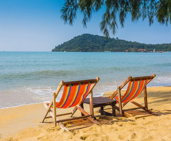 Sun beach chairs near sea. — Stock Photo, Image