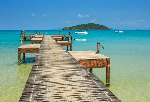 Wooden jetty on exotic beach island — Stock Photo, Image