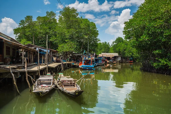 Fischerdorf auf der Insel in Südostasien. — Stockfoto