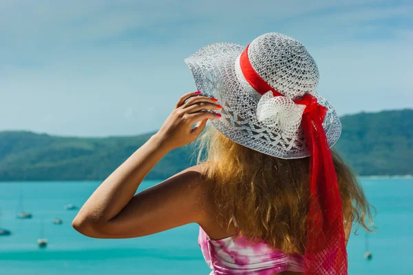 Girl against the sea — Stock Photo, Image