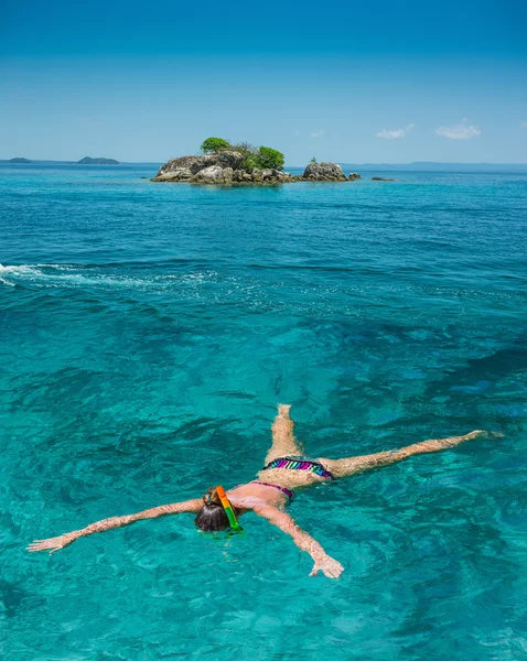 Tropikal Denizde yüzme kadın — Stok fotoğraf