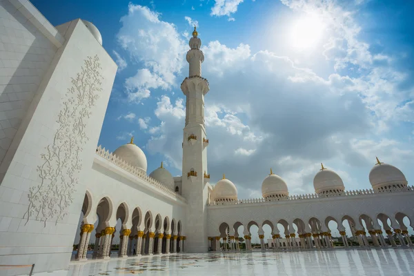 在阿布扎比的谢赫扎耶德清真寺 — 图库照片