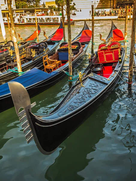 Gondels op kanaal in Venetië. — Stockfoto