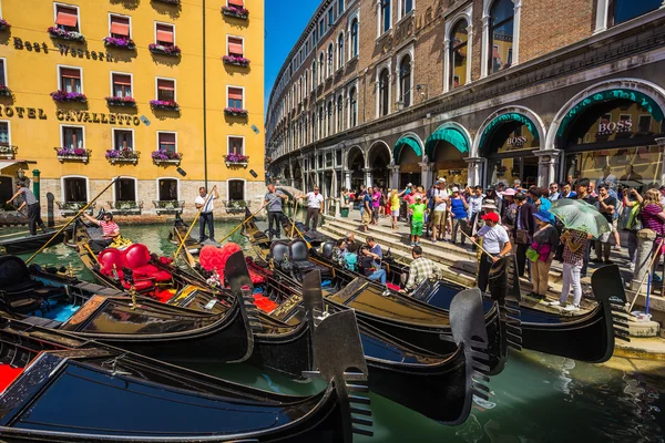 Les touristes voyagent sur gondoles à Venise . — Photo