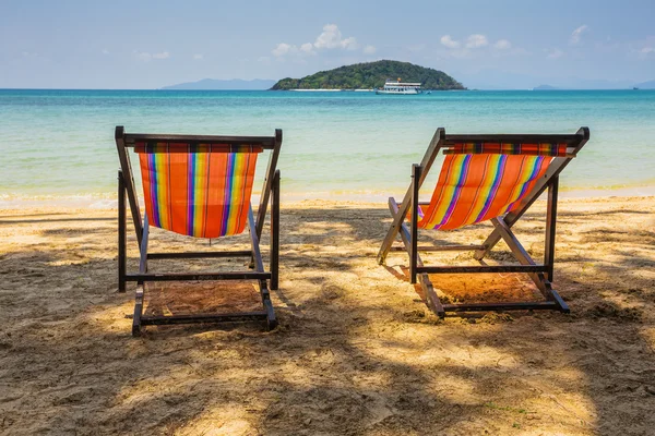 Zon strand stoelen op de wal — Stockfoto