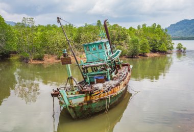 Yelkenli ciddi fırtınadan sonra battı