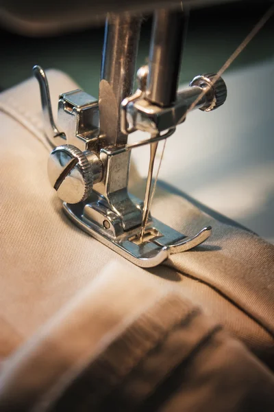 Швейная машина крупным планом — стоковое фото