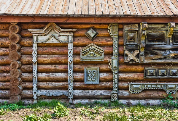 Traditionelles geschnitztes russisches Holzplattenband — Stockfoto