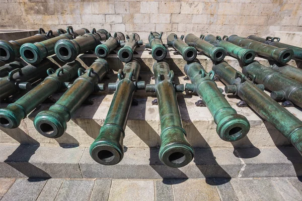 Cañones de artillería antigua en Moscú Kremlin — Foto de Stock