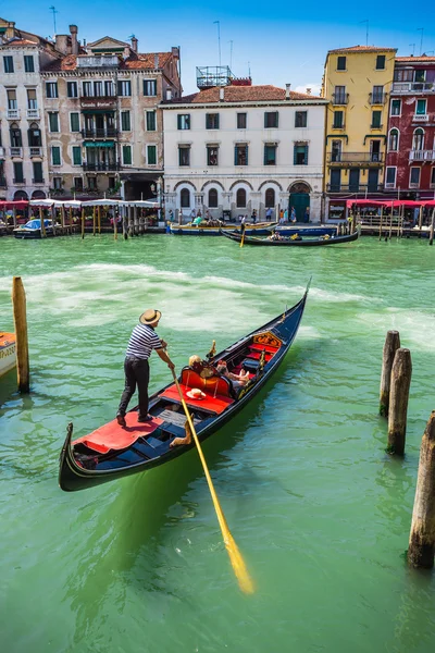 I turisti viaggiano in gondole al canale — Foto Stock
