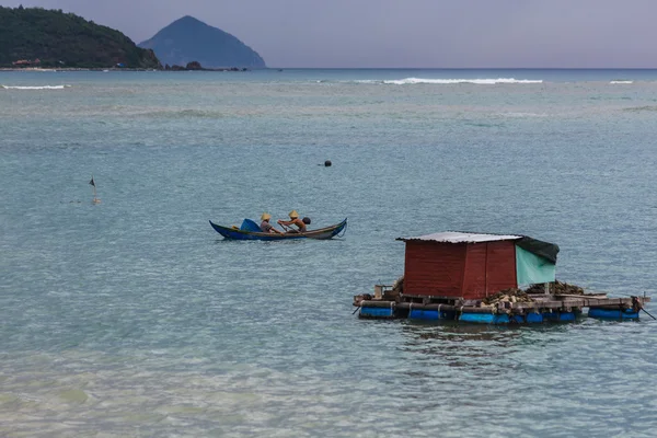 Hut of Vietnamese fishermen on water — Stock Photo, Image