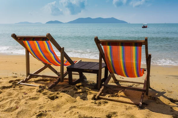 Sillas de sol en la playa —  Fotos de Stock