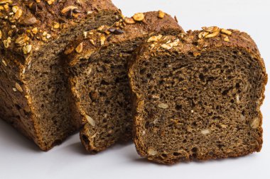 Ayçiçeği tohumu ile karanlık rue ekmek