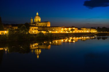 Floransa İtalya Nehri'nin gece görünümü