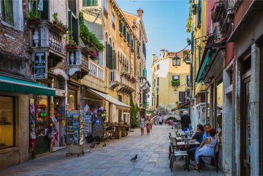 evler arasında dar kanal