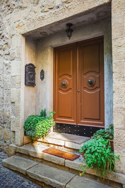 Portes dans une vieille maison — Photo