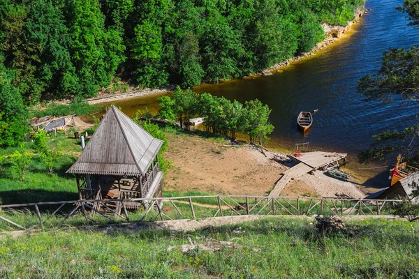 Altes hölzernes Fort am Ufer — Stockfoto