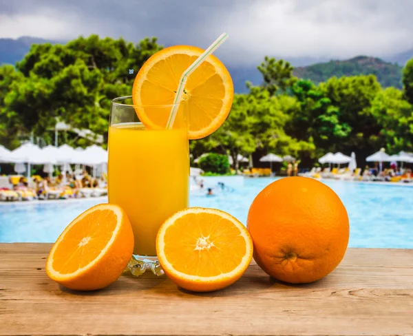 Apelsinjuice i ett glas på ett bord — Stockfoto