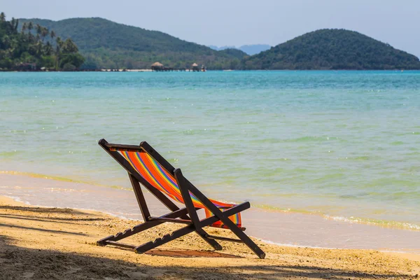 Sedia da spiaggia prendisole sulla riva — Foto Stock