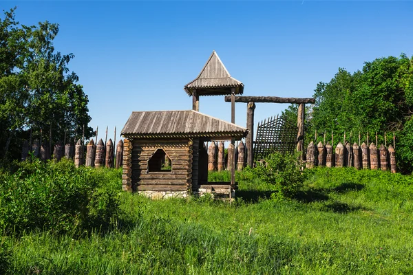 Drewniany dom w okolicy — Zdjęcie stockowe