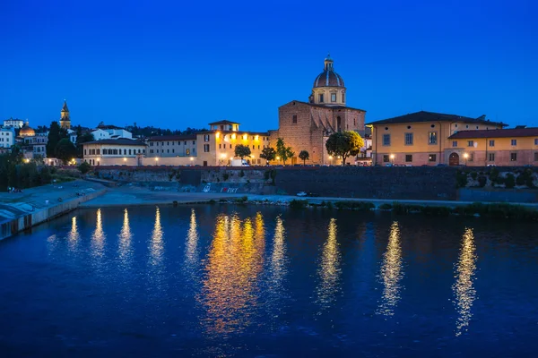 Natt utsikt över floden i Florens Italien — Stockfoto