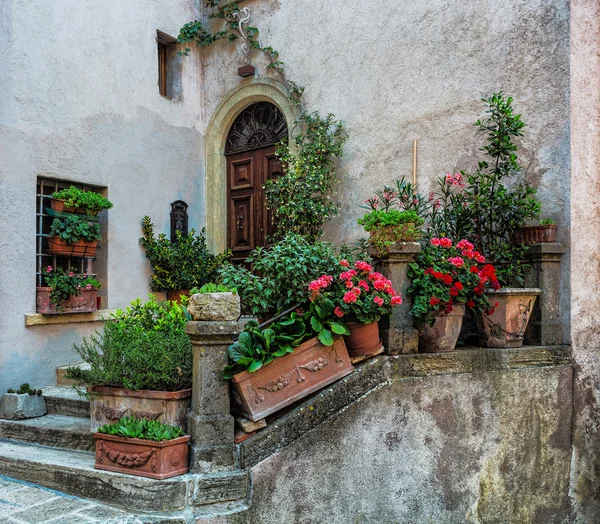 Deur in huis versierd met bloemen — Stockfoto