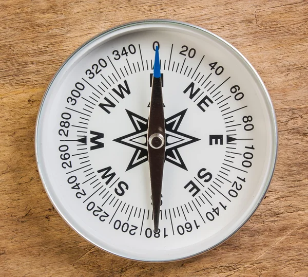 Kompass på bakgrund av plankor — Stockfoto