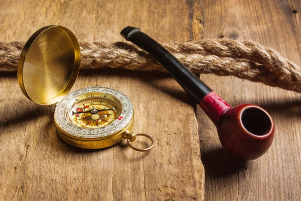 Compass and  pipe with  rope — Stock Photo, Image