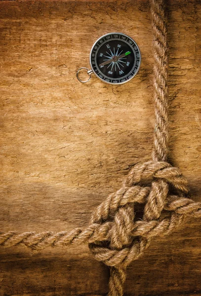 Kompas met touw op achtergrond — Stockfoto