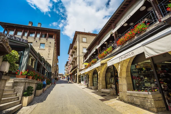 Straßen von San Marino warten auf Touristen. — Stockfoto
