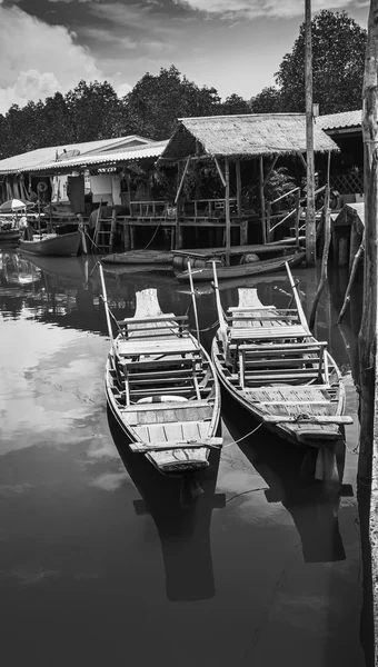 Aldeia de pesca na ilha no Sudeste Asiático . — Fotografia de Stock