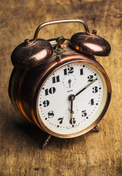 Oldtimer Uhr auf Holzbrett — Stockfoto