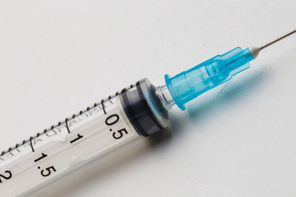 Одноразовый шприц на белом
