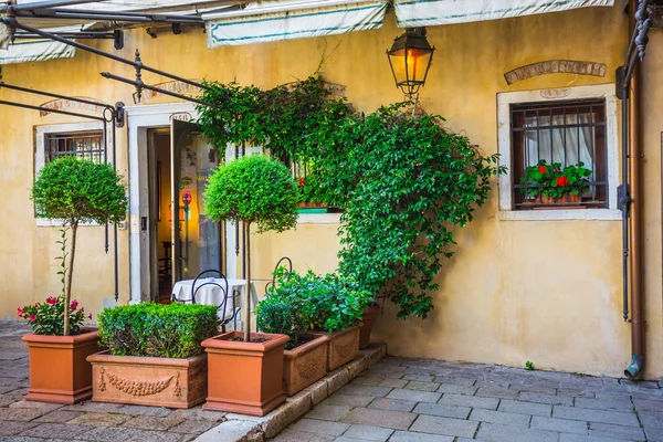 Windows and door in old house — Stock Photo, Image